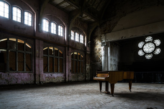 Konzertflügel ein ener verlassenen Halle, einem Lost Place