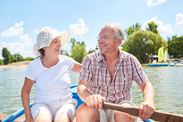Senioren Paar macht Ausflug im Ruderboot