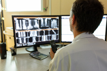 Médecin radiologie imagerie médicale controle radio diagnostic hôpital