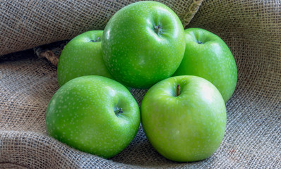 Pommes Granny Smith sur toile de jute