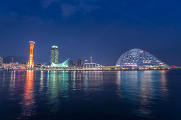 Obraz premium Kobe / Japan - JANUARY 4, 2020: Kobe Japan - Circa Static wide of the famous red Kobe Port Tower at night light. Kobe - Japan
