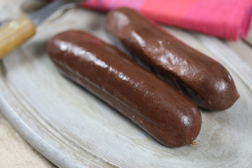 boudin noir cru sur une planche à découper