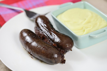 boudin noir cuit et purée dans une assiette