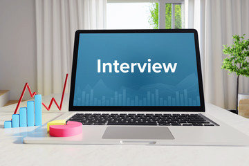 Interview – Business/Statistik. Laptop im Büro mit Begriff auf dem Monitor. Finanzen/Wirtschaft.