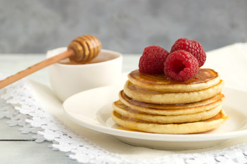 pancakes with honey and raspberries