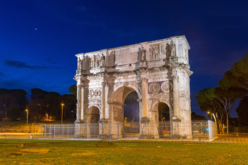 Fototapeta premium Arch of Constantine illuminated at night in Rome, Italy