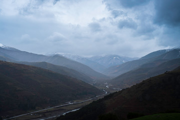 PAisaje con montañas y nubes en dia de invierno