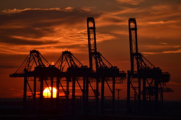 Obraz premium Hamburger Hafen im Sonnenuntergang