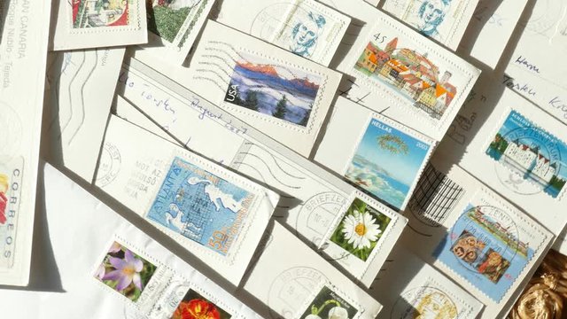 Diverse bunte Briefmarken auf Postkarten