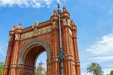 Fototapeta na wymiar Triumphal arch in Barcelona 