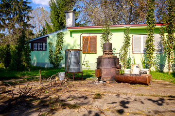 Distillation apparatus for making domestic alcohol liquor