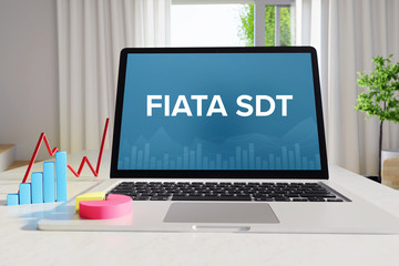 FIATA SDT – Business/Statistik. Laptop im Büro mit Begriff auf dem Monitor. Finanzen/Wirtschaft.