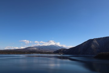 Obraz na płótnie Canvas 本栖湖からの富士山