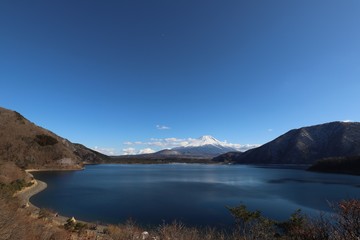 Fototapeta na wymiar 本栖湖からの富士山
