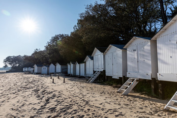 Obraz na płótnie Canvas Cabines blanches sur la plage des Sableaux à Noirmoutier en l'île (Vendée, France)