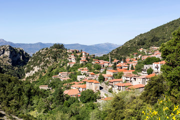 Fototapeta na wymiar View of the village Stemnitsa in the mountains on a sunny day (district Arcadia, Peloponnese, Greece).
