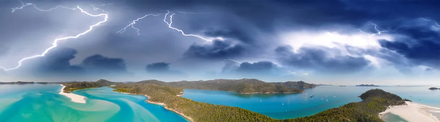 Cercles muraux Whitehaven Beach, île de Whitsundays, Australie Whitehaven Beach from drone, amazing aerial view with approaching storm, Queensland, Australia