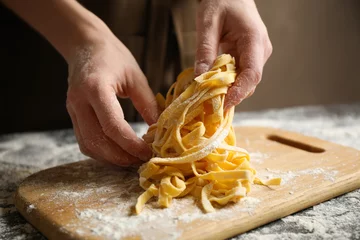 Femme préparant des pâtes à table, vue rapprochée
