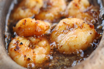 Pan-cooked shrimp and close-up oil
