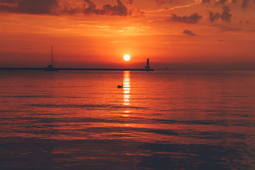Fototapeta na wymiar Sunrise over water