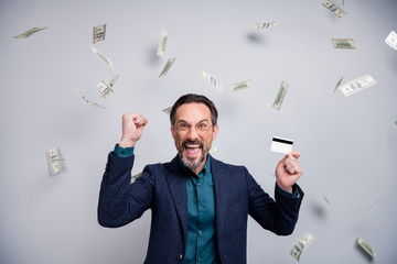 Photo of amazed business mature man showing new wireless credit card freelance income bucks usa dollars fall formalwear blazer shirt blue suit specs isolated grey color background