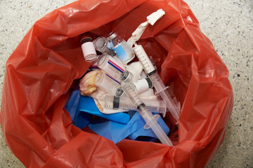 Surgical garbage bin in operating room