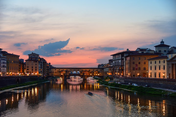 Obraz premium Panoramic view of famous Ponte Vecchio bridge with river Arno at sunset in Florence, Italy.