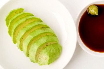 アボカドのスライスわさびじょうゆ