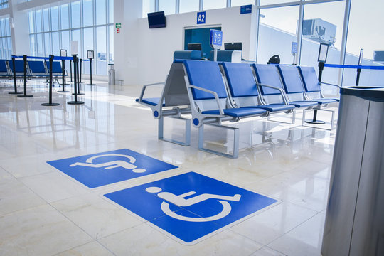 Sala de espera en aeropuerto local y secci&oacute;n para discapacitados