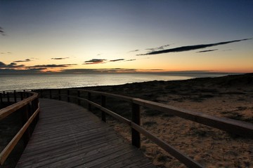 Obraz premium Wooden walkway to the beach at sunrise in Alicante, Spain