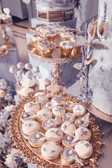 Gorgeous wedding scenes, purple cloud themed flowers, like fairyland, are filled with exquisite cakes, and the restaurant's exquisite layout at the wedding party