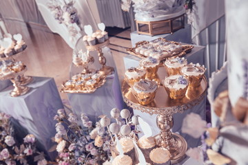 Gorgeous wedding scenes, purple cloud themed flowers, like fairyland, are filled with exquisite cakes, and the restaurant's exquisite layout at the wedding party