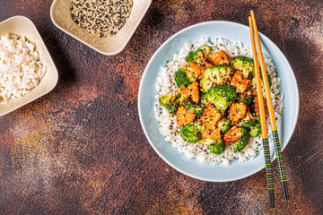 Fried tempeh with rice and broccoli.