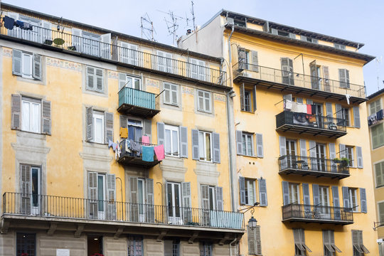 Fresh laundry - Old building in City of Nice-Place Rosetti