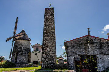 Cheminée de rhumerie en Guadeloupe