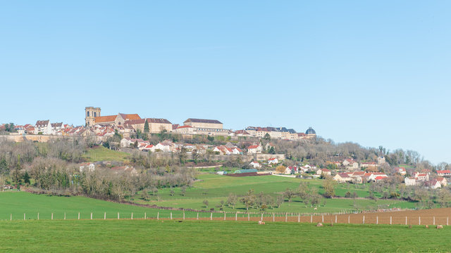 Vue sur Langres depuis la plaine, France