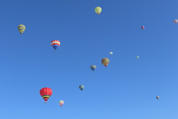 青空と熱気球