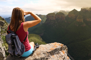 Naklejka premium female hiking tourist sitting on mountains and enjoying the view