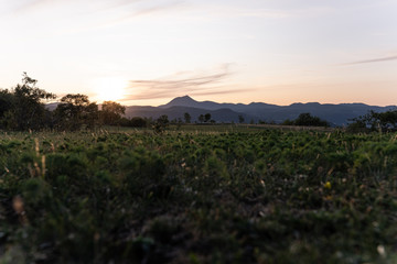 Obraz premium Coucher de soleil sur la Chaîne des Puys