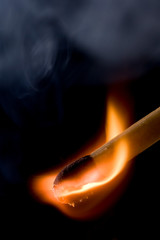 Streichholz nach dem Entz&uuml;nden mit Rauch