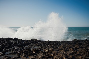 Fototapeta na wymiar beautiful rugged coastline with waves crashing against the cliffs