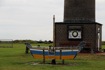 ein boot als touristen attracktion vor dem leuchtturm auf der  nordsee insel juist in deutschland