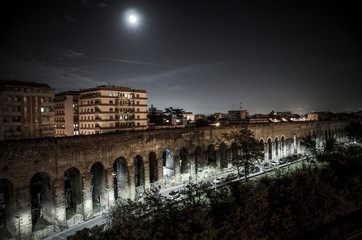 via del Mandrione, Roma. Vista dell'Acquedotto Felice, notte