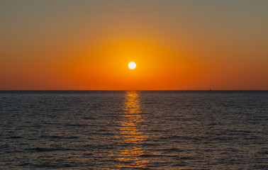 Sonnenuntergang um 21 Uhr Abend von einer Yacht aus am Mittelmeer vor Kos Griechenland