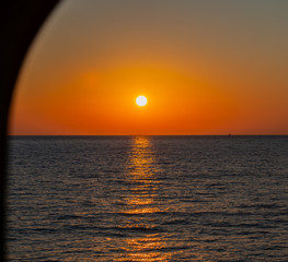 Sonnenuntergang um 21 Uhr Abend von einer Yacht aus am Mittelmeer vor Kos Griechenland