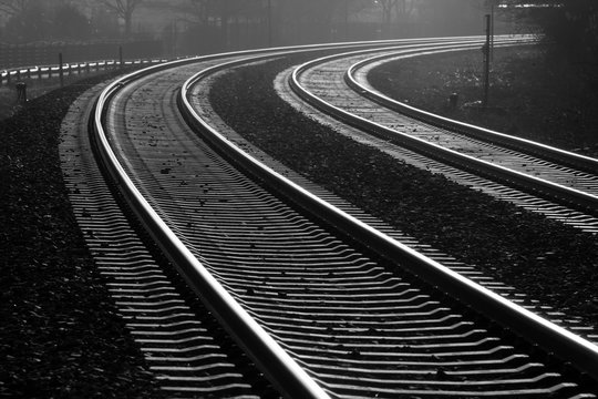 Schienen Gleise Kurve zweigleisig Eisenbahn Strecke Schotter Profil Stahl Rost Schrauben Verkehr Transport Zukunft Nebenstrecke Hauptstrecke Deutschland Schwarz wei&szlig;