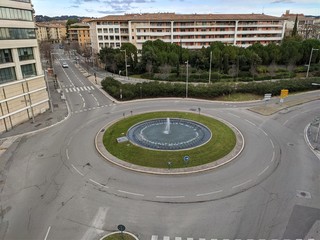 Rond point de la fontaine à aix en provence à côté d'une sortie d'autoroute