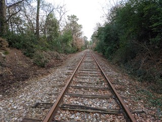 Chemin de fer et rail désafecté transport de marchandise et rouillé ou il y a un vieux train qui...
