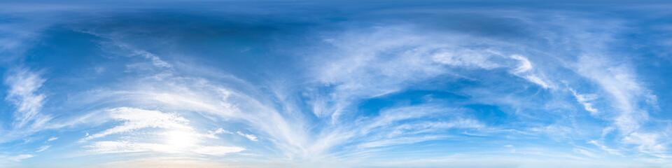 Nahtloses Panorama mit blauem Himmel 360-Grad-Ansicht mit schönen Wolken mit Zenit zur Verwendung in 3D-Grafiken als Himmelskuppel oder zur Nachbearbeitung von Drohnenaufnahmen