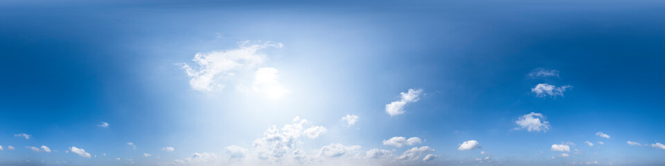 Nahtloses Panorama mit weiß-blauem Himmel in 360-Grad-Ansicht mit schöner Cumulus-Bewölkung zur...